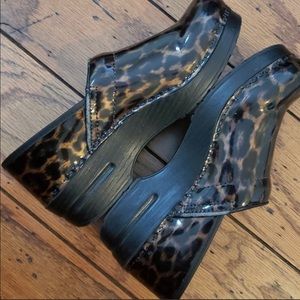 Dansko 39 leopard print healthcare shoes